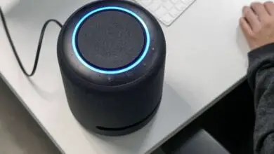 Foto van het gebruiken en verbinden van Amazon Echo met een Bluetooth-luidspreker
