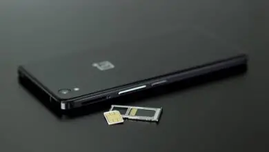 Kuva SIM-kortin asettamisesta matkapuhelimiin Xiaomi Mi 9, Xiaomi Mi 9T ja Xiaomi Mi 9 Lite