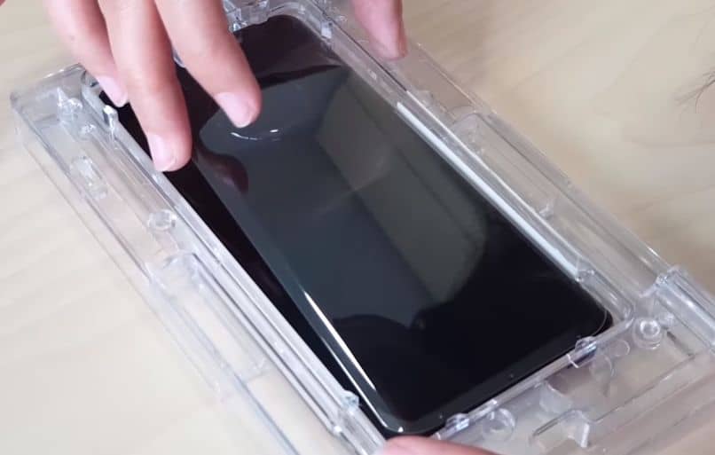 how to put phone screen protector