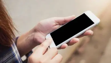 Zdjęcie przedstawiające sposób automatycznego wyłączania i ponownego uruchamiania telefonu komórkowego Huawei bez przycisku zasilania