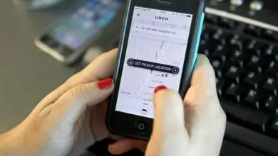 Foto, wie man eine Kreditkarte verwendet, um verschiedene Uber-Konten zu bezahlen